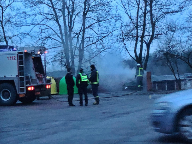 Spartaka ielā Tukumā deg atkritumu konteineris Spartaka ielā Tukumā deg atkritumu konteineris